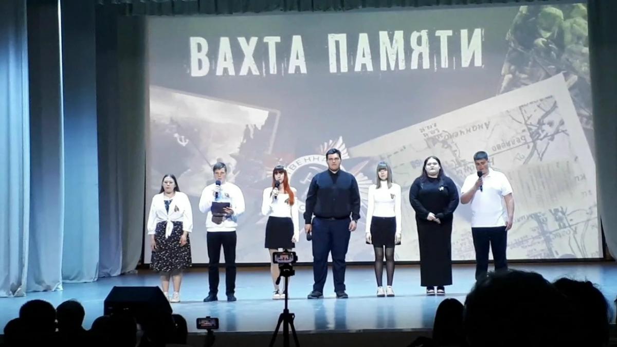 Студенты торжественно открыли  Вахту Памяти,  посвящённую героям Великой  Отечественной. Фото 1