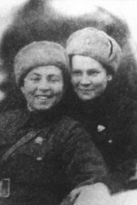 Дружный боевой экипаж. Летчица Ирина Дрягина, штурман — Полина Гельман. 1942 г. Дружный боевой экипаж. Летчица Ирина Дрягина, штурман — Полина Гельман. 1942 г.