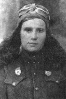 Ирина Дрягина. После удачного боевого вылета. Закавказский фронт, октябрь 1942 г. Ирина Дрягина. После удачного боевого вылета. Закавказский фронт, октябрь 1942 г.