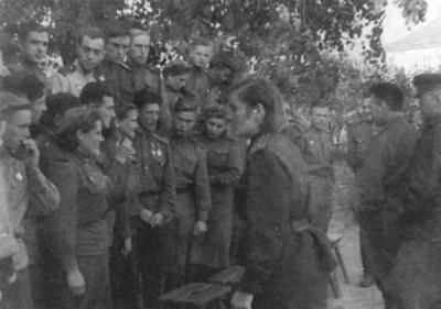 Комсомольский актив дивизии. Перед строем — И. Дрягина. Справа А. И. Покрышкин. Польша, Мокшишув, 28 октября 1944 г. Комсомольский актив дивизии. Перед строем — И. Дрягина. Справа А. И. Покрышкин. Польша, Мокшишув, 28 октября 1944 г.