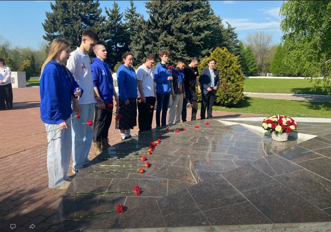 Церемония возложения цветов к памятнику «Воину-освободителю» представителей компании ПАО «Россети Волга» вместе с учащимися профильной группа Б-ЭЭ-101 «Россети Волга» Вавиловского университета Фото 3 Церемония возложения цветов к памятнику «Воину-освободителю» представителей компании ПАО «Россети Волга» вместе с учащимися профильной группа Б-ЭЭ-101 «Россети Волга» Вавиловского университета Фото 3