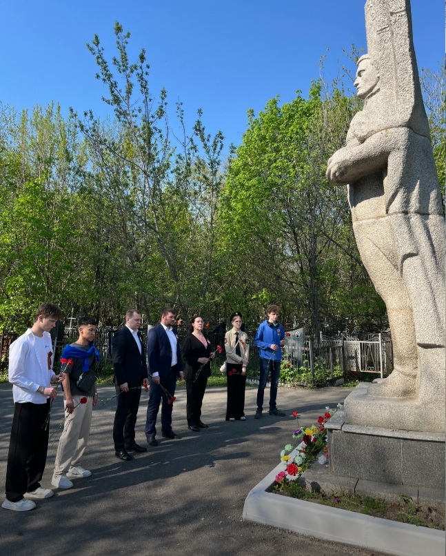 Церемония возложения цветов к памятнику «Воину-освободителю» представителей компании ПАО «Россети Волга» вместе с учащимися профильной группа Б-ЭЭ-101 «Россети Волга» Вавиловского университета Фото 4 Церемония возложения цветов к памятнику «Воину-освободителю» представителей компании ПАО «Россети Волга» вместе с учащимися профильной группа Б-ЭЭ-101 «Россети Волга» Вавиловского университета Фото 4