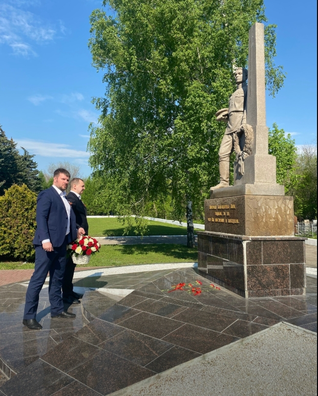 Церемония возложения цветов к памятнику «Воину-освободителю» представителей компании ПАО «Россети Волга» вместе с учащимися профильной группа Б-ЭЭ-101 «Россети Волга» Вавиловского университета Фото 6 Церемония возложения цветов к памятнику «Воину-освободителю» представителей компании ПАО «Россети Волга» вместе с учащимися профильной группа Б-ЭЭ-101 «Россети Волга» Вавиловского университета Фото 6