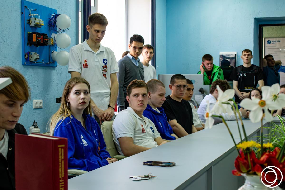 Празднование Дня Победы в Великой Отечественной войне учащимися групп Б-ЭЭ-101 и 201 «Россети Волга», учащимися Финансово-технологического колледжа Вавиловского университета совместно с представителями компании ПАО «Россети Волга» Фото 4 Празднование Дня Победы в Великой Отечественной войне учащимися групп Б-ЭЭ-101 и 201 «Россети Волга», учащимися Финансово-технологического колледжа Вавиловского университета совместно с представителями компании ПАО «Россети Волга» Фото 4