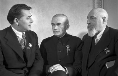 Киев. Депутаты Верховного Совета УССР поэт Павло Тычина, патофизиолог Александр Богомолец и офтальмолог Владимир Филатов (слева направо) Киев. Депутаты Верховного Совета УССР поэт Павло Тычина, патофизиолог Александр Богомолец и офтальмолог Владимир Филатов (слева направо)