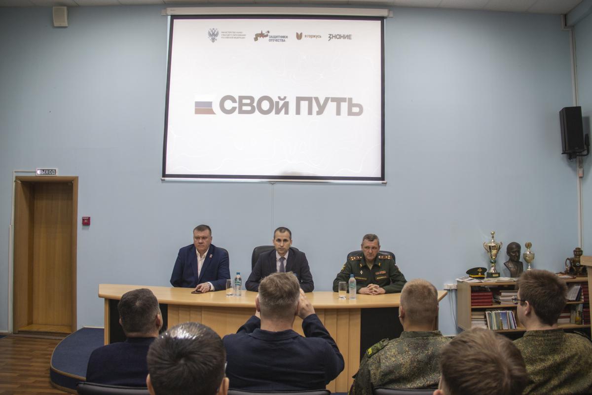 В Вавиловском университете прошла встреча с героем СВО в рамках всероссийского проекта «СВОй путь» Фото 1 В Вавиловском университете прошла встреча с героем СВО в рамках всероссийского проекта «СВОй путь» Фото 1