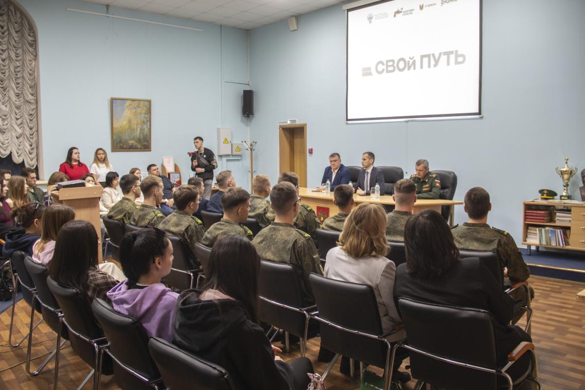 В Вавиловском университете прошла встреча с героем СВО в рамках всероссийского проекта «СВОй путь» Фото 3 В Вавиловском университете прошла встреча с героем СВО в рамках всероссийского проекта «СВОй путь» Фото 3
