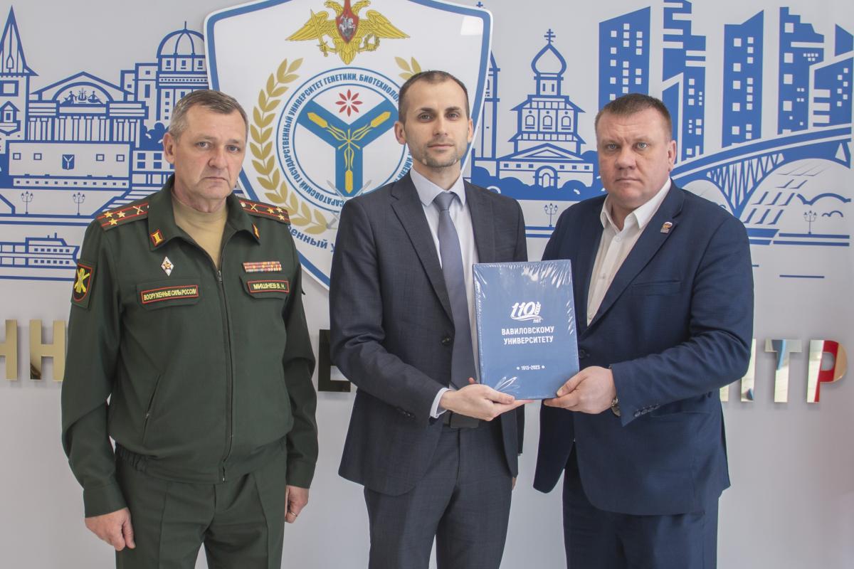 В Вавиловском университете прошла встреча с героем СВО в рамках всероссийского проекта «СВОй путь» Фото 9 В Вавиловском университете прошла встреча с героем СВО в рамках всероссийского проекта «СВОй путь» Фото 9