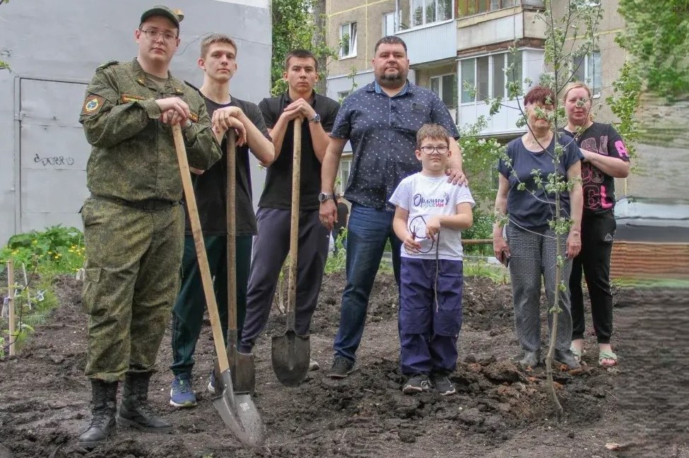 Активисты приняли участие в высадке деревьев в рамках муниципальной программы