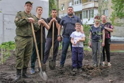 Активисты приняли участие в высадке деревьев в рамках муниципальной программы
