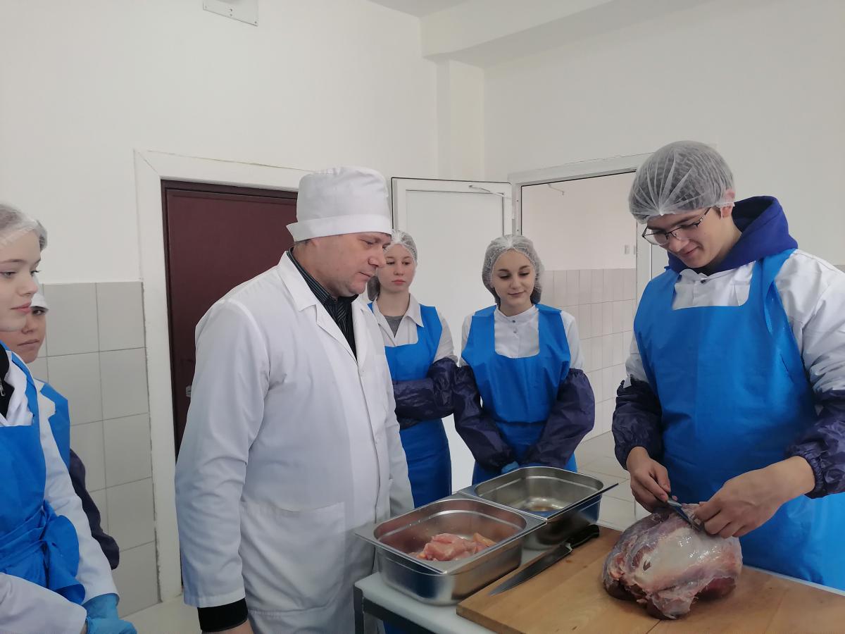 Будущие технологи отработали профессиональные навыки по производству рубленых полуфабрикатов Фото 1 Будущие технологи отработали профессиональные навыки по производству рубленых полуфабрикатов Фото 1