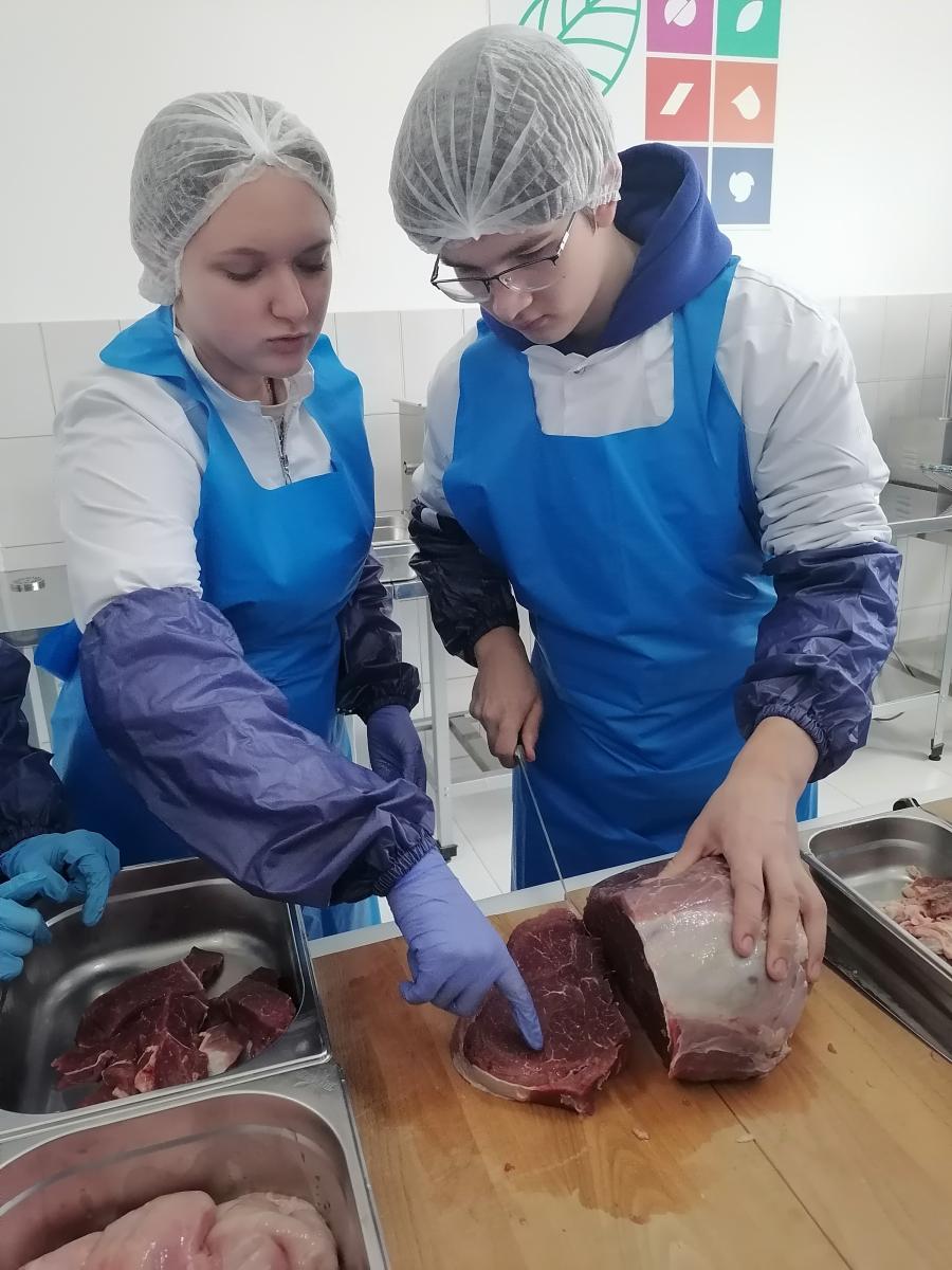 Будущие технологи отработали профессиональные навыки по производству рубленых полуфабрикатов Фото 2 Будущие технологи отработали профессиональные навыки по производству рубленых полуфабрикатов Фото 2