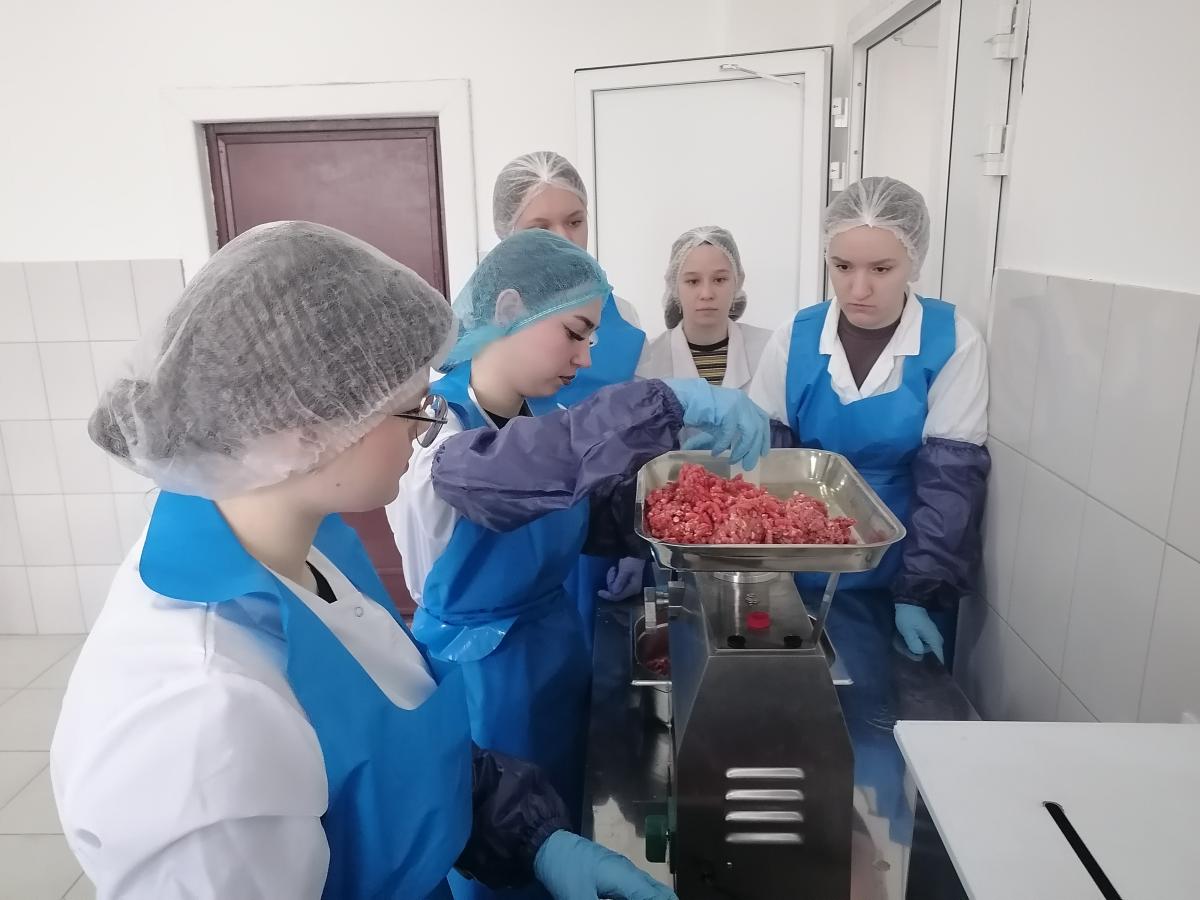 Будущие технологи отработали профессиональные навыки по производству рубленых полуфабрикатов Фото 3 Будущие технологи отработали профессиональные навыки по производству рубленых полуфабрикатов Фото 3