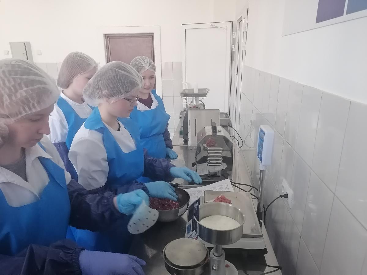 Будущие технологи отработали профессиональные навыки по производству рубленых полуфабрикатов Фото 6 Будущие технологи отработали профессиональные навыки по производству рубленых полуфабрикатов Фото 6