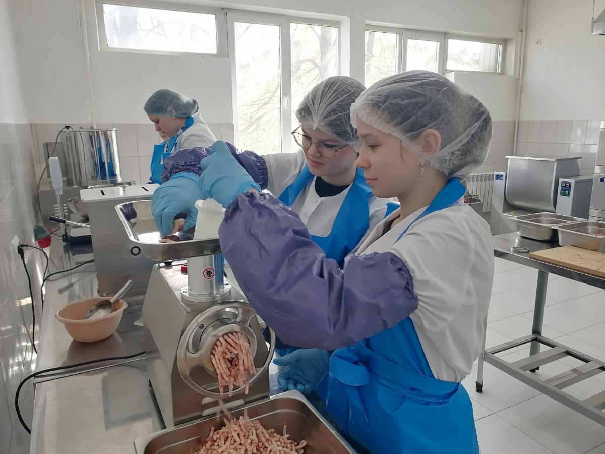 Будущие технологи отработали профессиональные навыки по производству рубленых полуфабрикатов Фото 7 Будущие технологи отработали профессиональные навыки по производству рубленых полуфабрикатов Фото 7