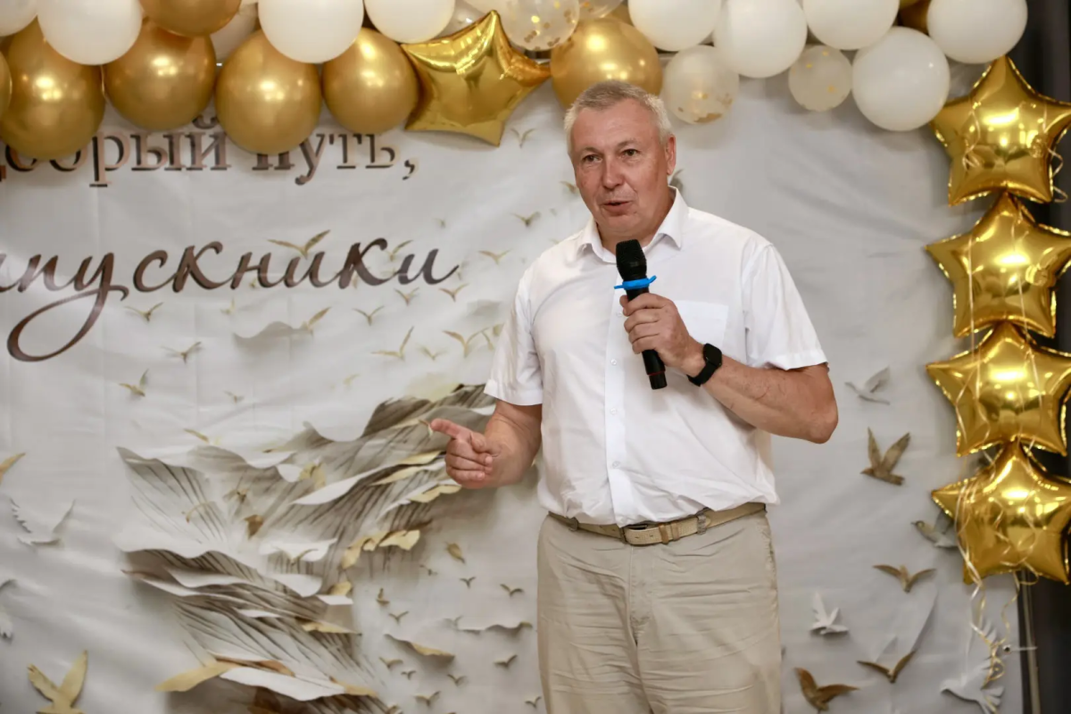 Руководство и сотрудники вуза приняли участие в торжественных линейках «Последний звонок - 2026» Фото 1 Руководство и сотрудники вуза приняли участие в торжественных линейках «Последний звонок - 2026» Фото 1