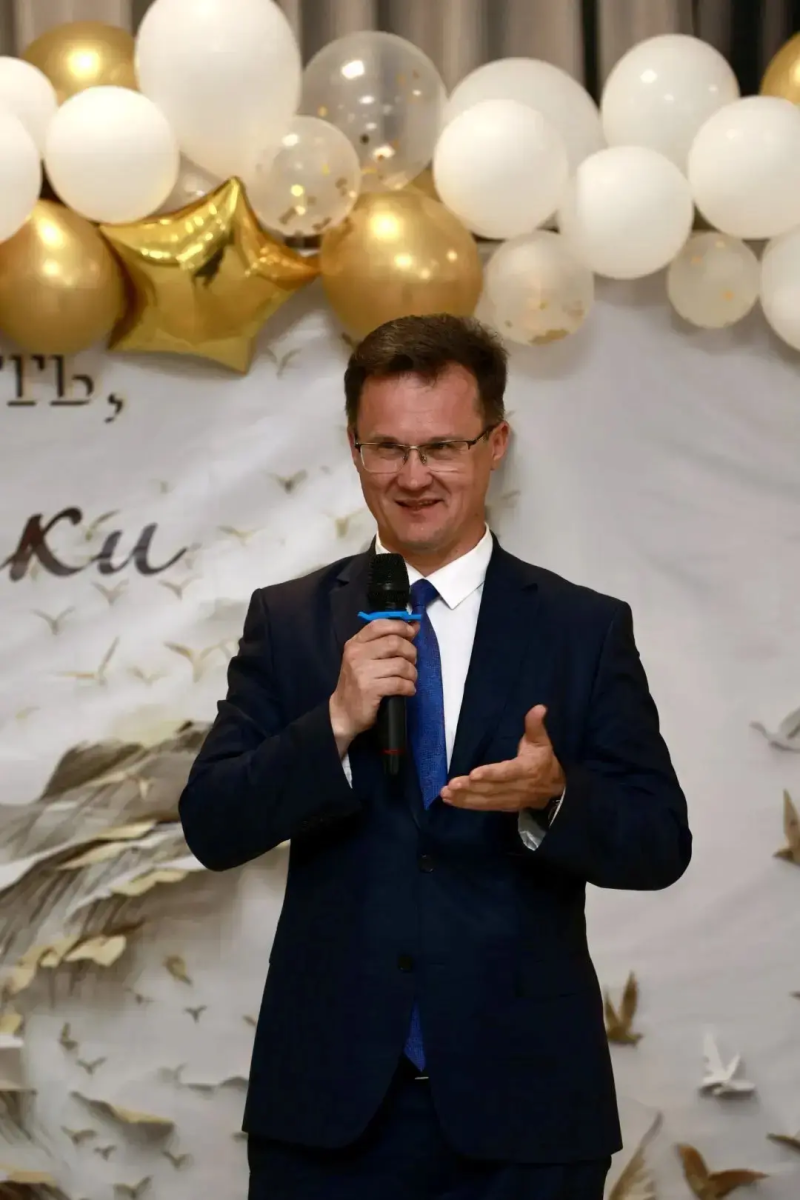 Руководство и сотрудники вуза приняли участие в торжественных линейках «Последний звонок - 2026» Фото 2 Руководство и сотрудники вуза приняли участие в торжественных линейках «Последний звонок - 2026» Фото 2