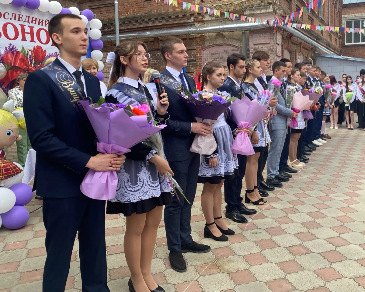Руководство и сотрудники вуза приняли участие в торжественных линейках «Последний звонок - 2026» Фото 3 Руководство и сотрудники вуза приняли участие в торжественных линейках «Последний звонок - 2026» Фото 3