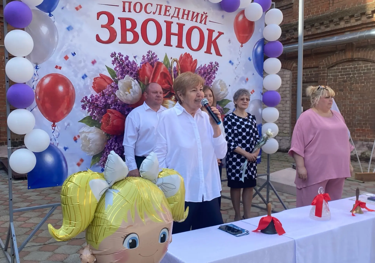 Руководство и сотрудники вуза приняли участие в торжественных линейках «Последний звонок - 2026» Фото 5 Руководство и сотрудники вуза приняли участие в торжественных линейках «Последний звонок - 2026» Фото 5