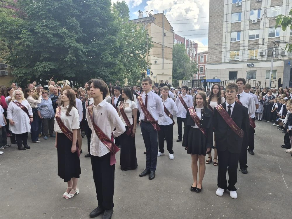 Руководство и сотрудники вуза приняли участие в торжественных линейках «Последний звонок - 2026» Фото 6 Руководство и сотрудники вуза приняли участие в торжественных линейках «Последний звонок - 2026» Фото 6