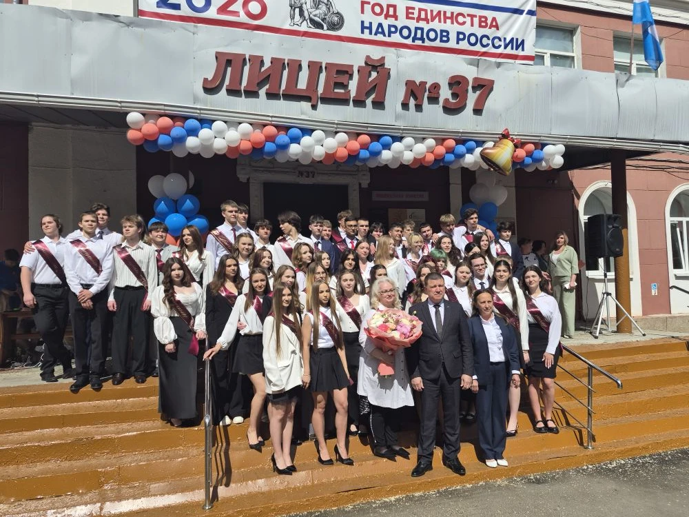 Руководство и сотрудники вуза приняли участие в торжественных линейках «Последний звонок - 2026» Фото 7 Руководство и сотрудники вуза приняли участие в торжественных линейках «Последний звонок - 2026» Фото 7