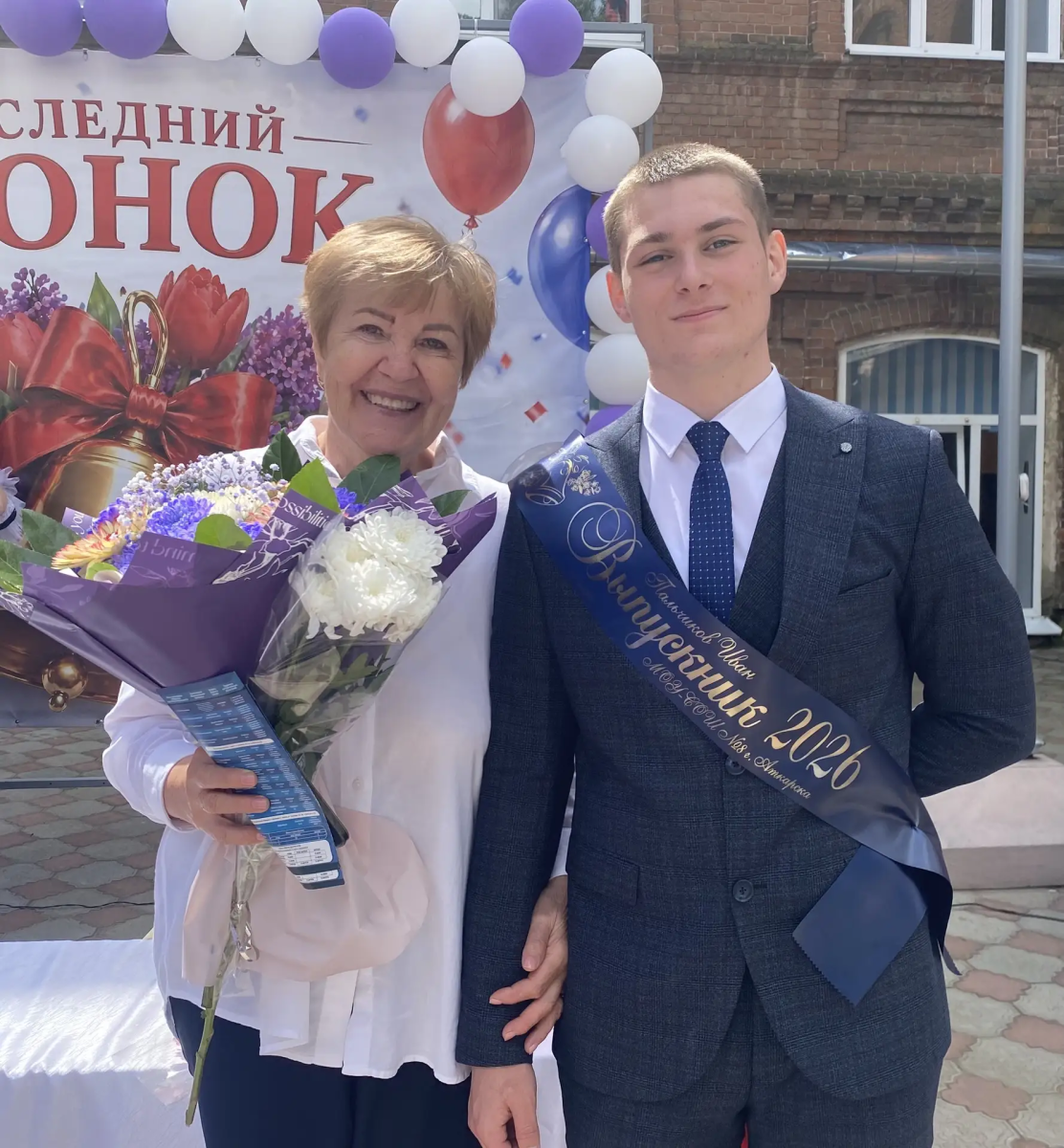 Руководство и сотрудники вуза приняли участие в торжественных линейках «Последний звонок - 2026» Фото 9 Руководство и сотрудники вуза приняли участие в торжественных линейках «Последний звонок - 2026» Фото 9