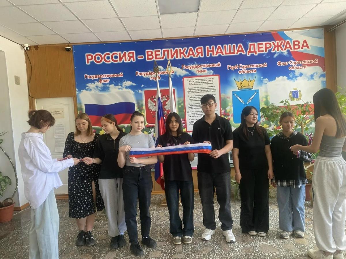 В Краснокутском филиале Вавиловского университета прошла патриотическая акция «Ленточка России» Фото 1
