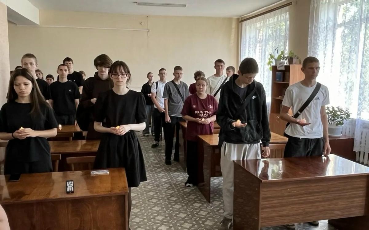 Минута молчания. Зажжённые свечи. Фото 1
