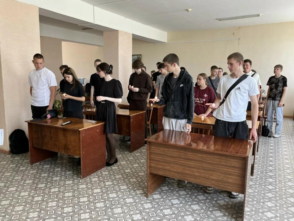 Минута молчания. Зажжённые свечи. Фото 3