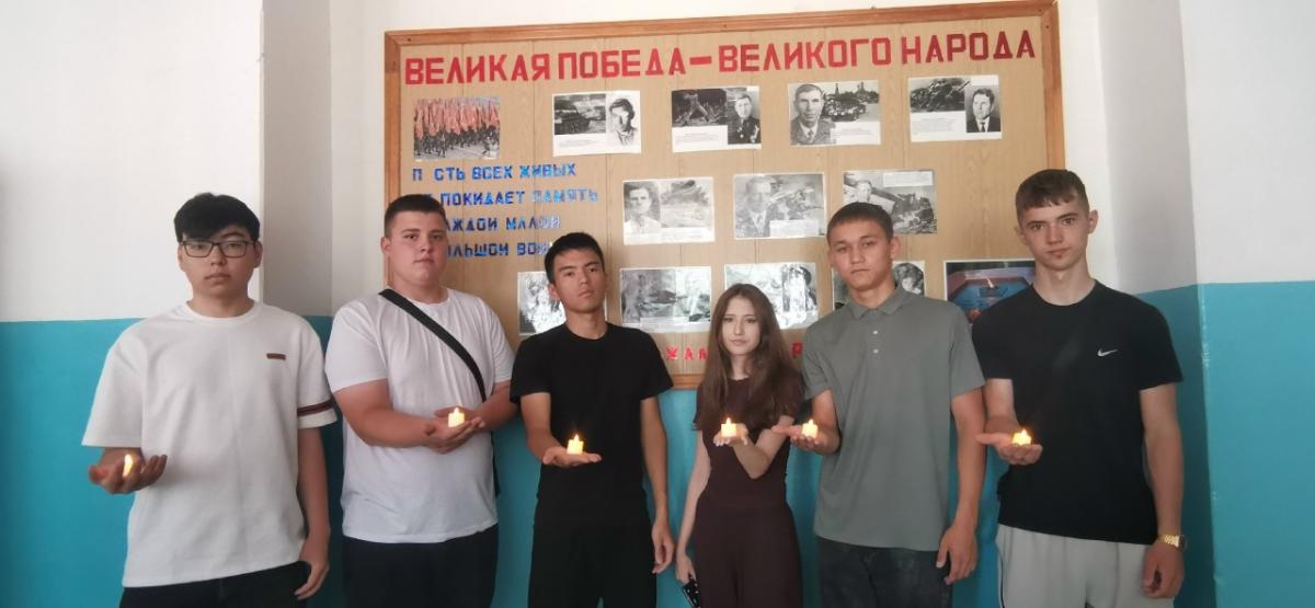 Минута молчания. Зажжённые свечи. Фото 4