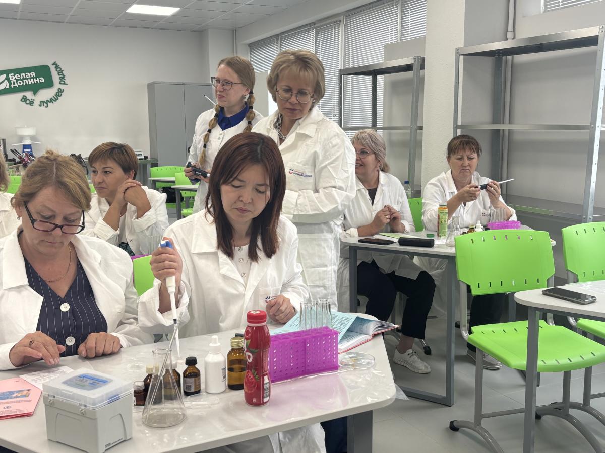 Школьные учителя Саратовской области научились исследовать качество молока в Вавиловском университете Фото 4
