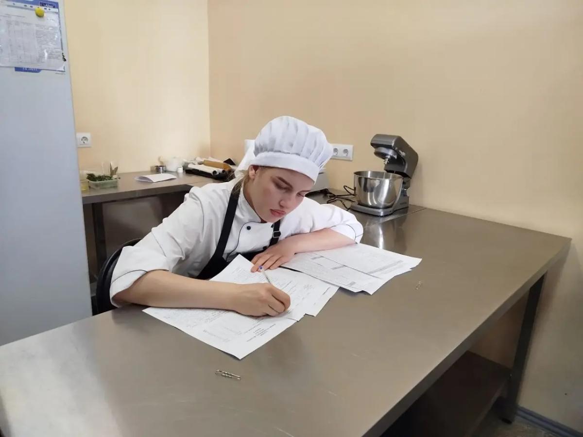 Демонстрационный экзамен по специальности 43.02.15 Поварское и кондитерское дело Фото 1 Демонстрационный экзамен по специальности 43.02.15 Поварское и кондитерское дело Фото 1
