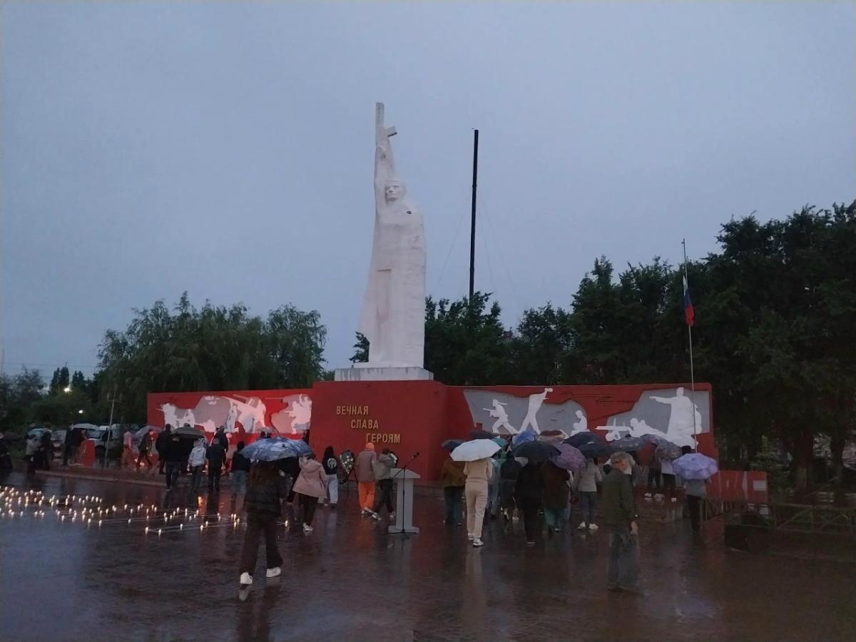 Студенты и преподаватели собрались на площади города, у мемориала воинам, погибшим в боях за Родину, зажгли свечи и почтили их подвиг минутой молчания. Фото 1 Студенты и преподаватели собрались на площади города, у мемориала воинам, погибшим в боях за Родину, зажгли свечи и почтили их подвиг минутой молчания. Фото 1
