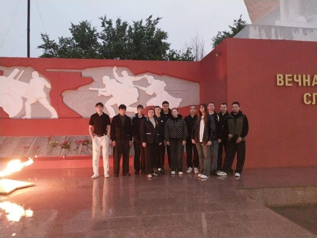 Студенты и преподаватели собрались на площади города, у мемориала воинам, погибшим в боях за Родину, зажгли свечи и почтили их подвиг минутой молчания. Фото 2 Студенты и преподаватели собрались на площади города, у мемориала воинам, погибшим в боях за Родину, зажгли свечи и почтили их подвиг минутой молчания. Фото 2