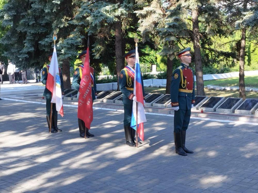Ректор Вавиловского университета принял участие в памятных мероприятиях на Воскресенском кладбище Фото 1 Ректор Вавиловского университета принял участие в памятных мероприятиях на Воскресенском кладбище Фото 1