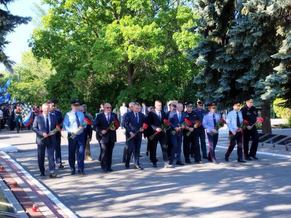 Ректор Вавиловского университета принял участие в памятных мероприятиях на Воскресенском кладбище Фото 2 Ректор Вавиловского университета принял участие в памятных мероприятиях на Воскресенском кладбище Фото 2