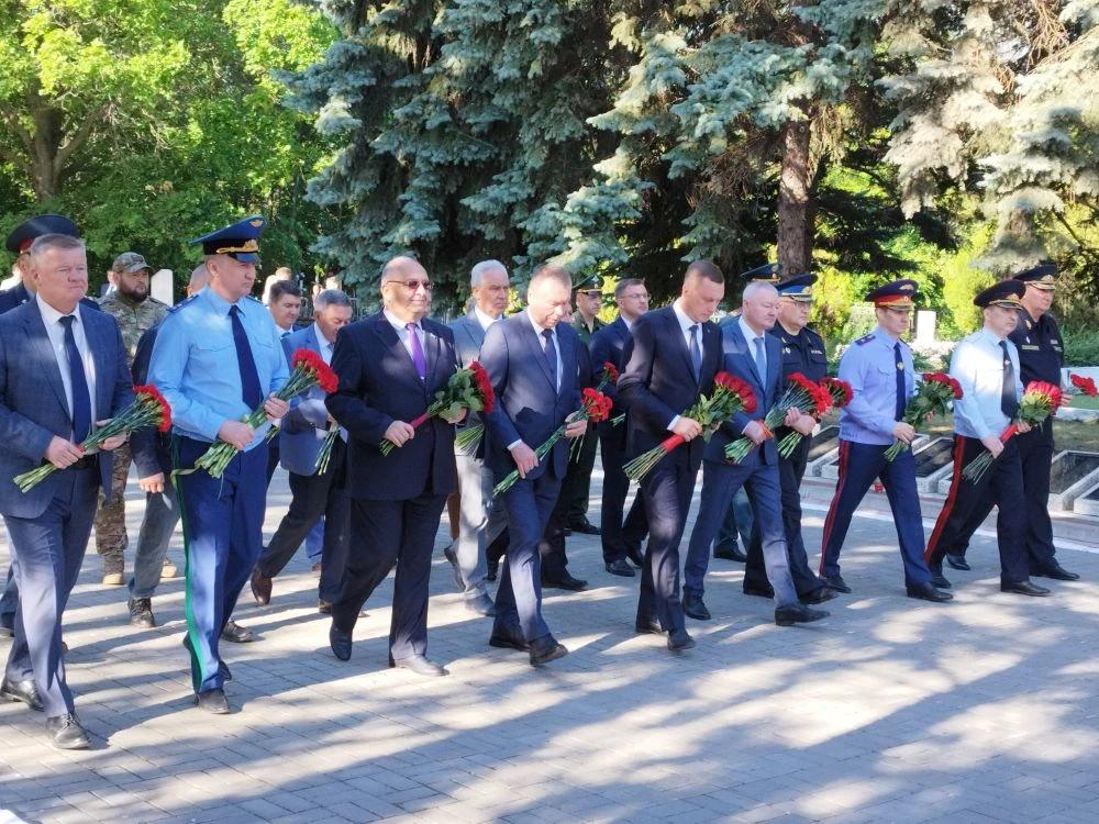 Ректор Вавиловского университета принял участие в памятных мероприятиях на Воскресенском кладбище Фото 3 Ректор Вавиловского университета принял участие в памятных мероприятиях на Воскресенском кладбище Фото 3