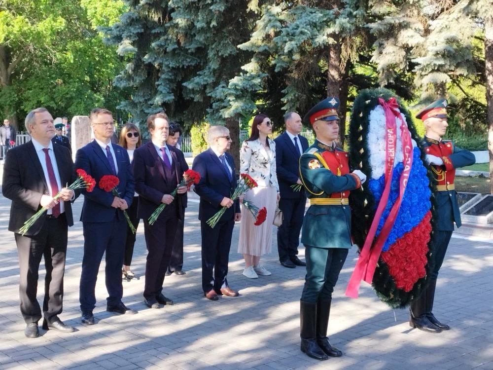 Ректор Вавиловского университета принял участие в памятных мероприятиях на Воскресенском кладбище Фото 4 Ректор Вавиловского университета принял участие в памятных мероприятиях на Воскресенском кладбище Фото 4