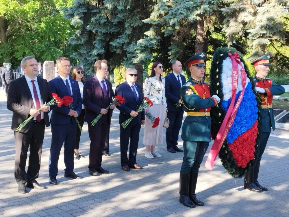 Ректор Вавиловского университета принял участие в памятных мероприятиях на Воскресенском кладбище