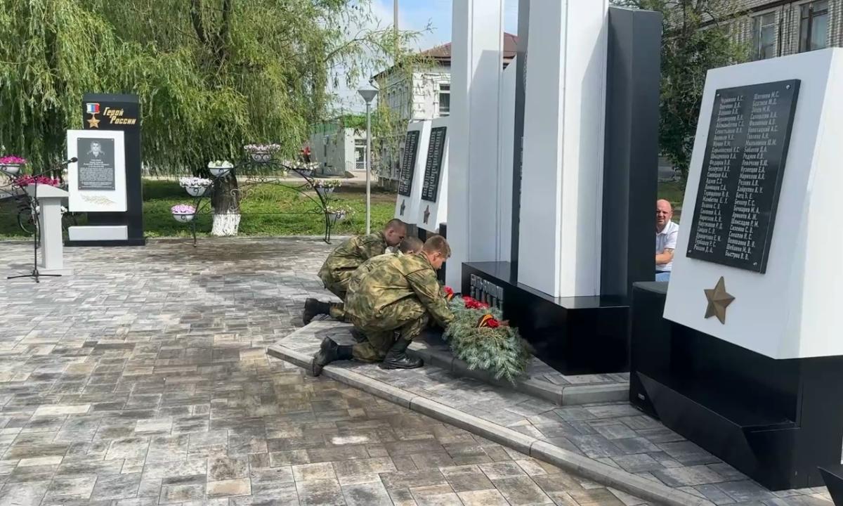 Митинг у мемориала «Героям Краснокутцам» Фото 5 Митинг у мемориала «Героям Краснокутцам» Фото 5