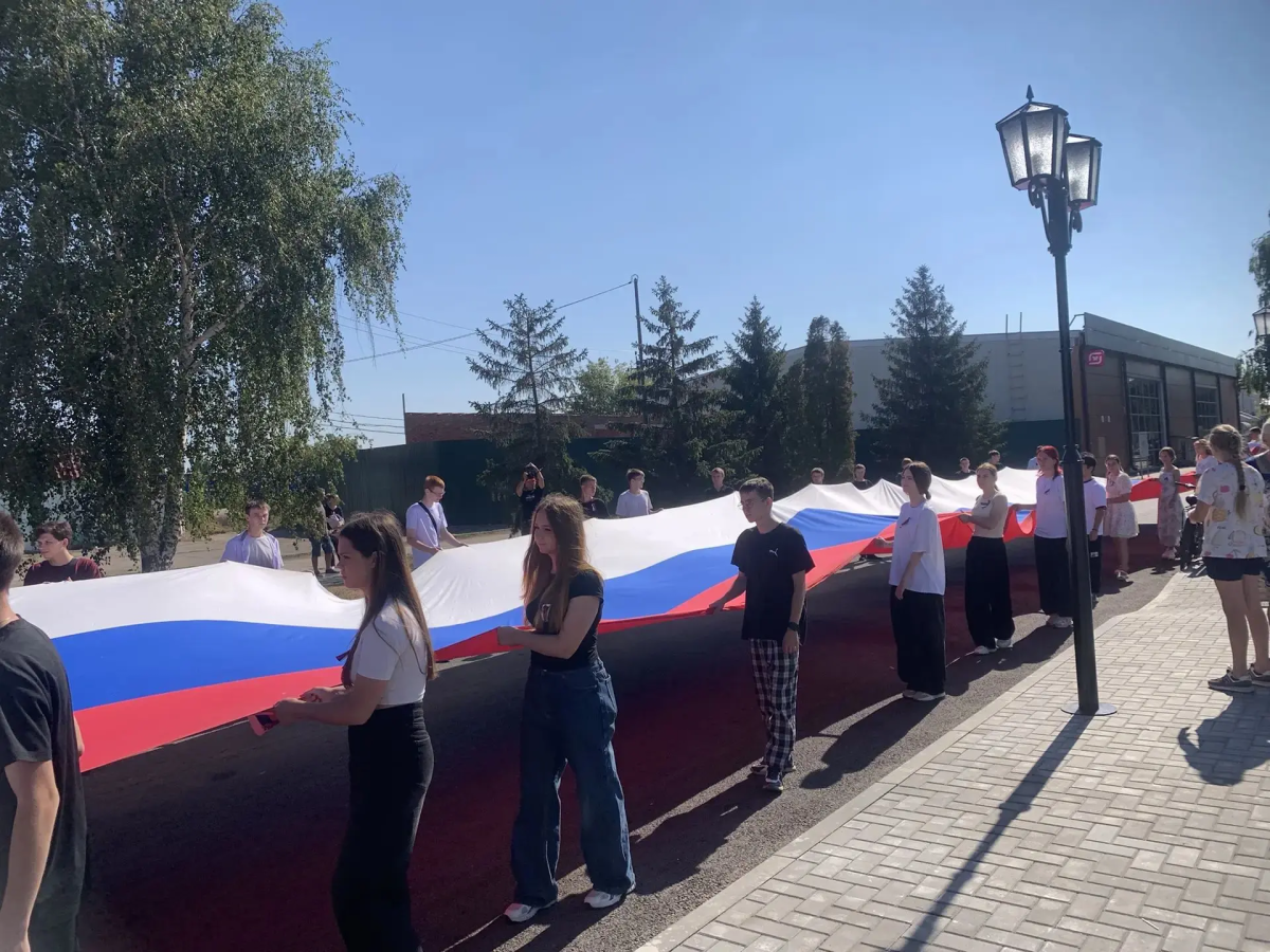 Студенты Марксовского сельскохозяйственного техникума приняли участие в праздновании Дня Государственного флага Российской Федерации Фото 2 Студенты Марксовского сельскохозяйственного техникума приняли участие в праздновании Дня Государственного флага Российской Федерации Фото 2