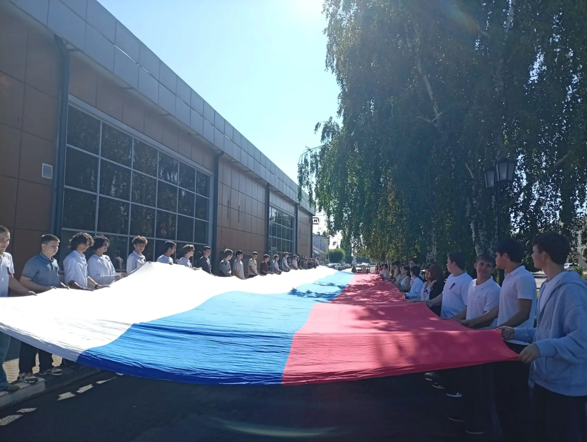Студенты Марксовского сельскохозяйственного техникума приняли участие в праздновании Дня Государственного флага Российской Федерации Фото 4 Студенты Марксовского сельскохозяйственного техникума приняли участие в праздновании Дня Государственного флага Российской Федерации Фото 4