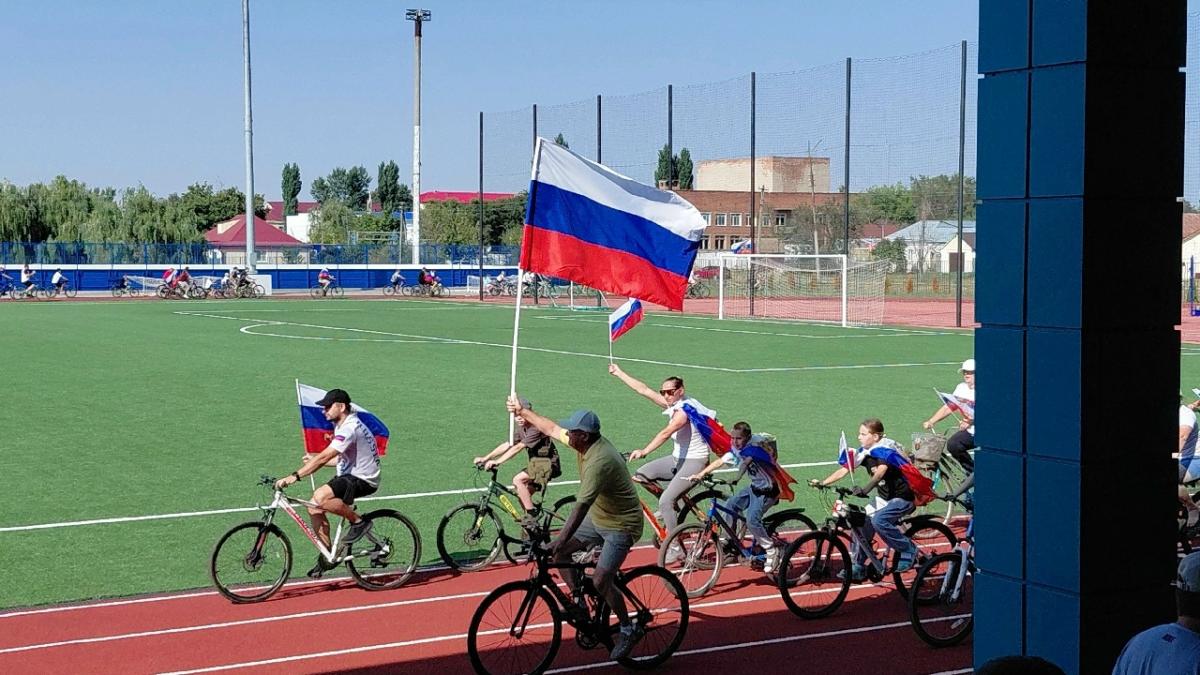 День Государственного флага России: праздник на стадионе им. Кравченко Фото 3 День Государственного флага России: праздник на стадионе им. Кравченко Фото 3
