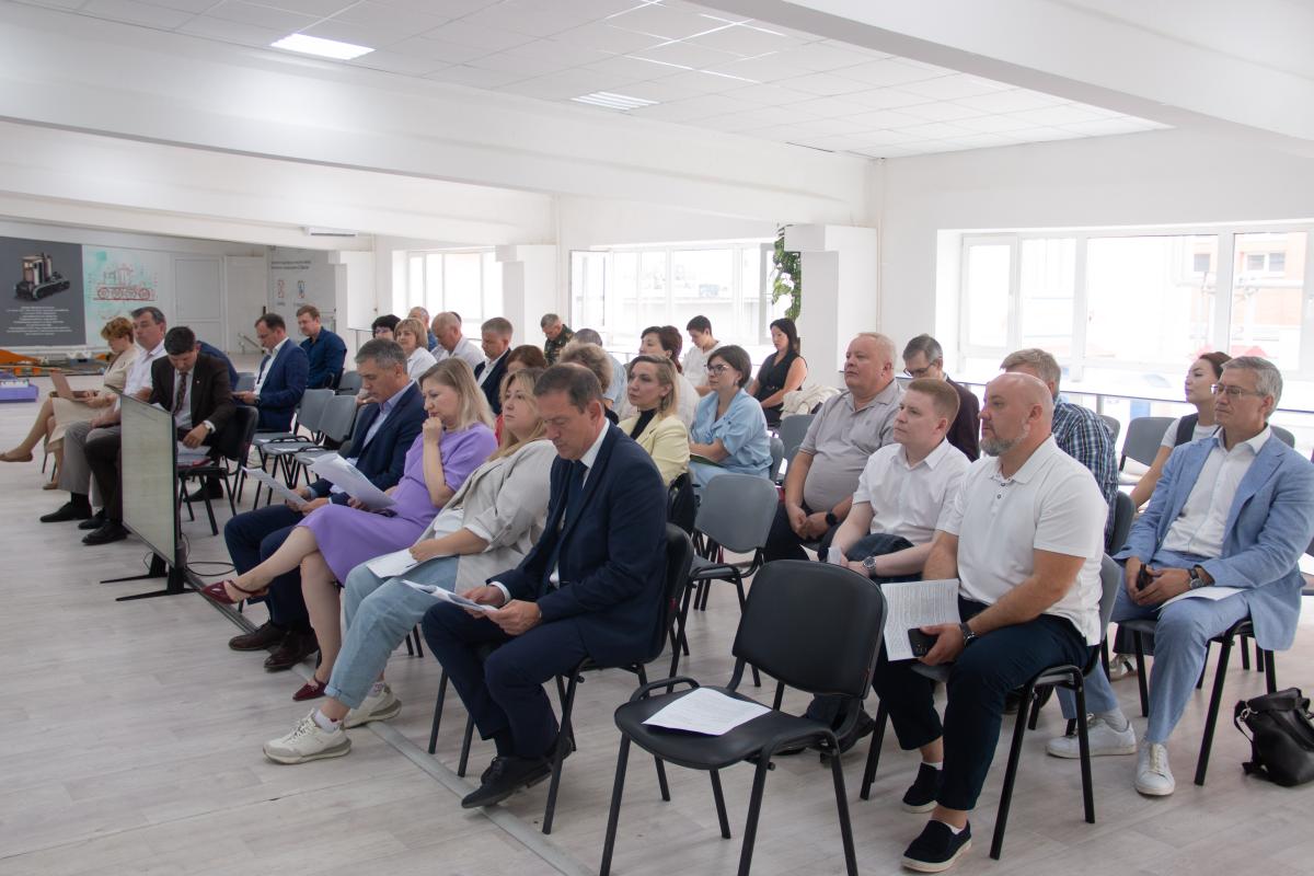 В Вавиловском университете обсудили готовность к новому 2026/2027 учебному году Фото 4 В Вавиловском университете обсудили готовность к новому 2026/2027 учебному году Фото 4