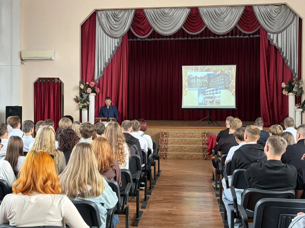 Торжественная линейка, посвященная Дню знаний Фото 2 Торжественная линейка, посвященная Дню знаний Фото 2