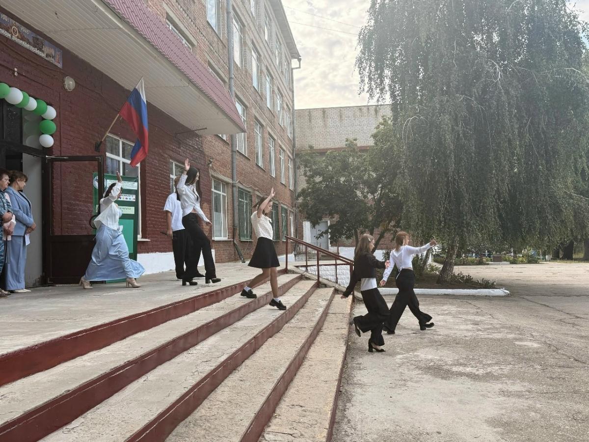 День знаний в техникуме: торжественная линейка открыла новый учебный год Фото 4 День знаний в техникуме: торжественная линейка открыла новый учебный год Фото 4