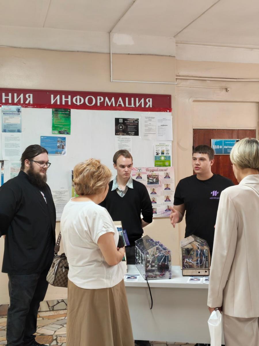 Перед началом программы участники посетили экскурсию по университету и познакомились с его образовательными площадками. Фото 1