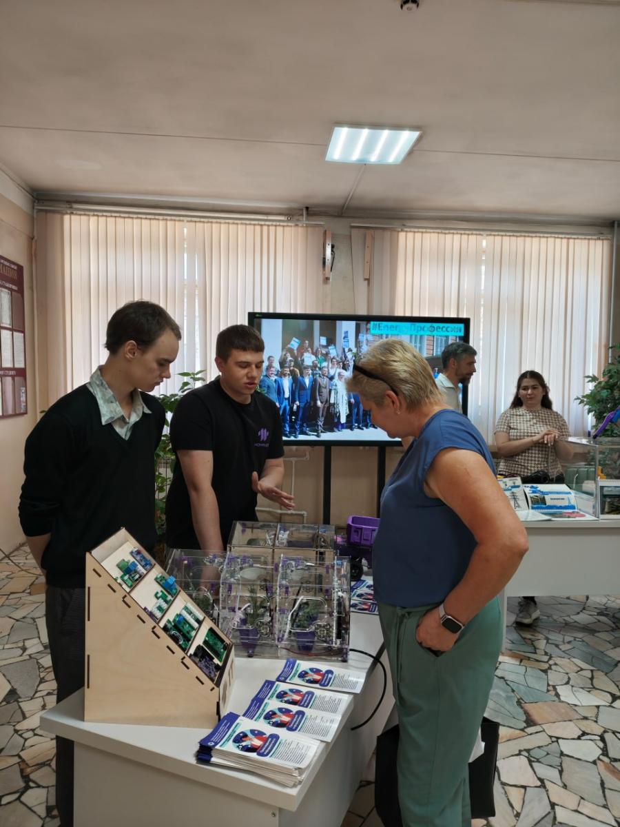 Перед началом программы участники посетили экскурсию по университету и познакомились с его образовательными площадками. Фото 2