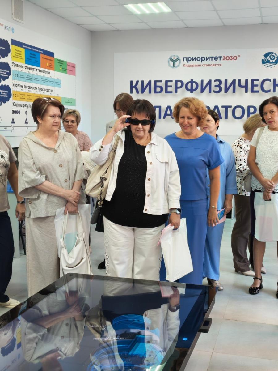 Перед началом программы участники посетили экскурсию по университету и познакомились с его образовательными площадками. Фото 3