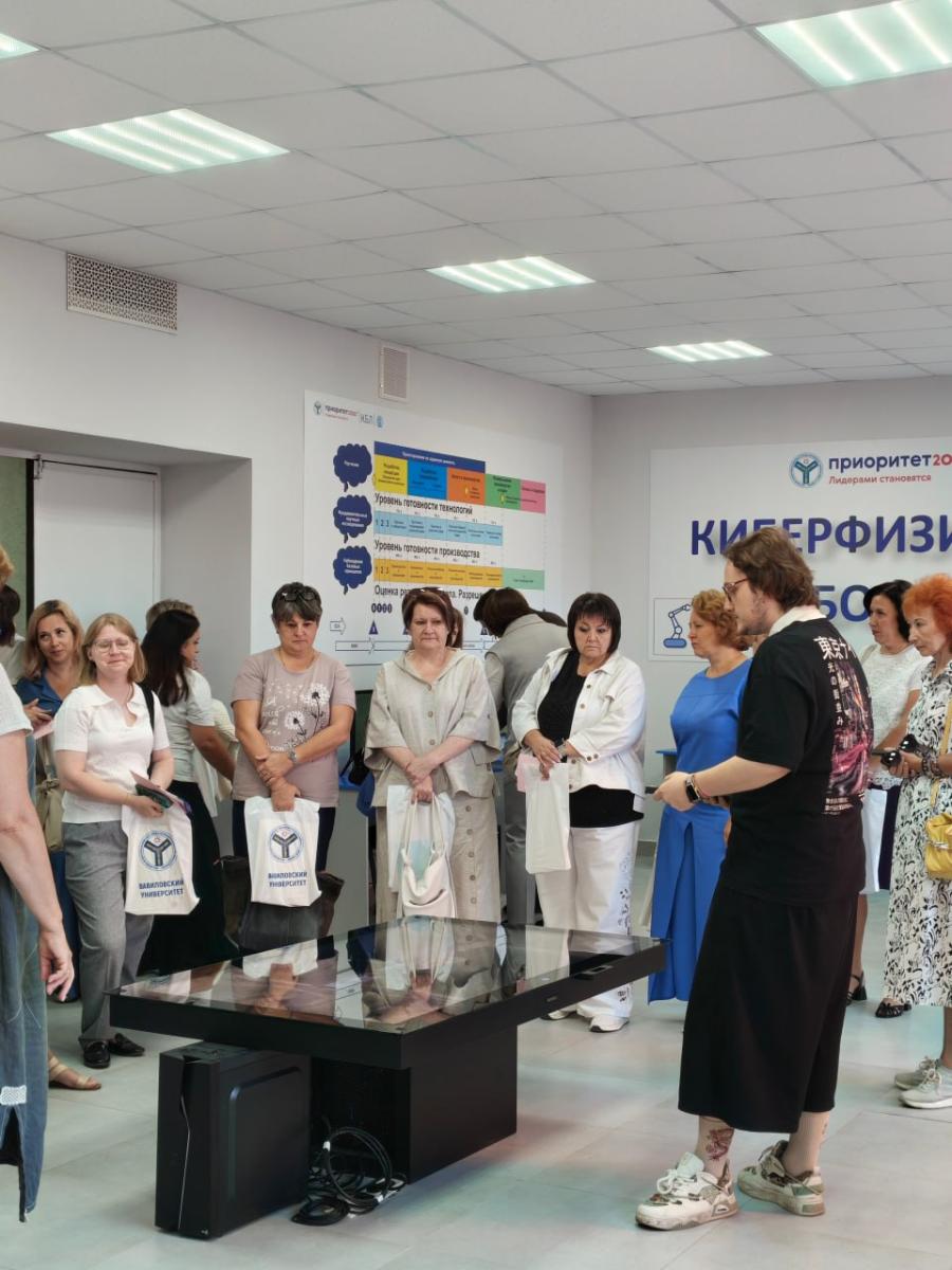Перед началом программы участники посетили экскурсию по университету и познакомились с его образовательными площадками. Фото 4